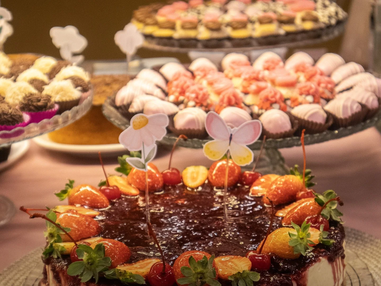 Mesa de doces da Pandor com torta de frutas vermelhas e doces finos